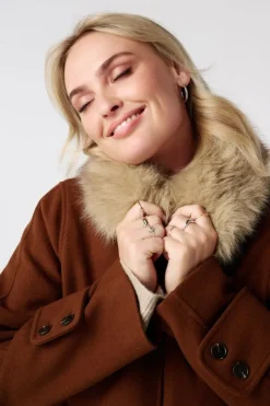 Manteau avec col en fausse fourrure