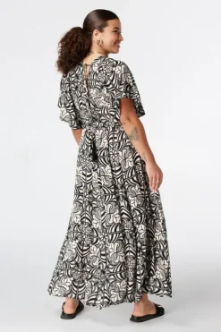 Robe maxi à manches papillon