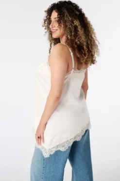 Top asymétrique avec dentelle