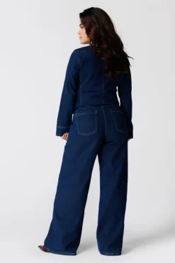 Wide leg jean avec boutons décoratifs